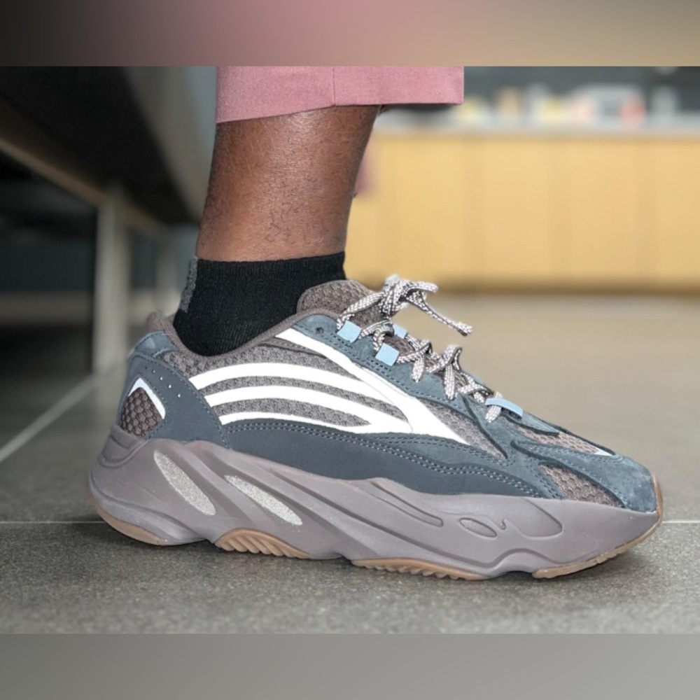 Yeezy 700 v2 Mauve